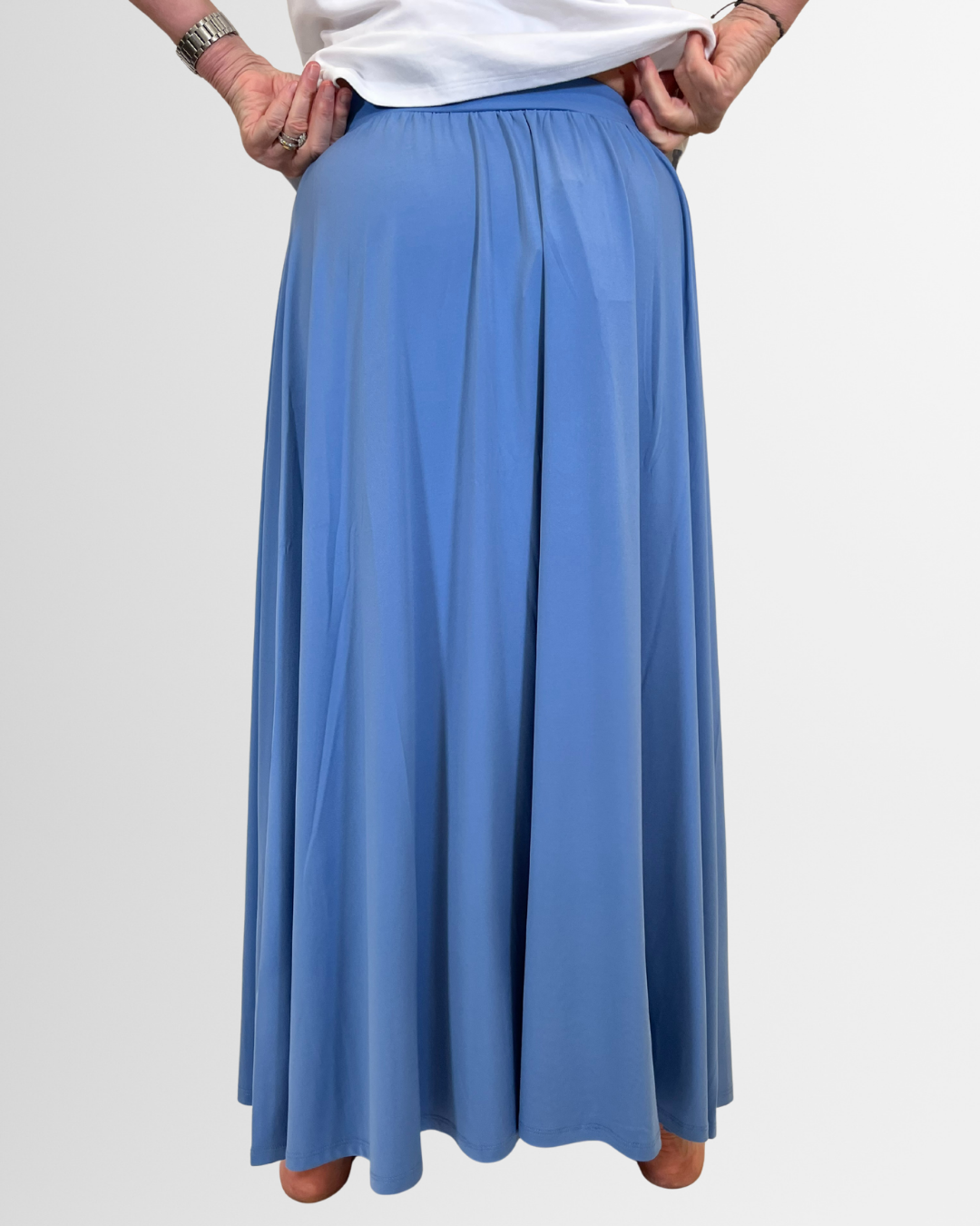 Gonna azzurra fluida