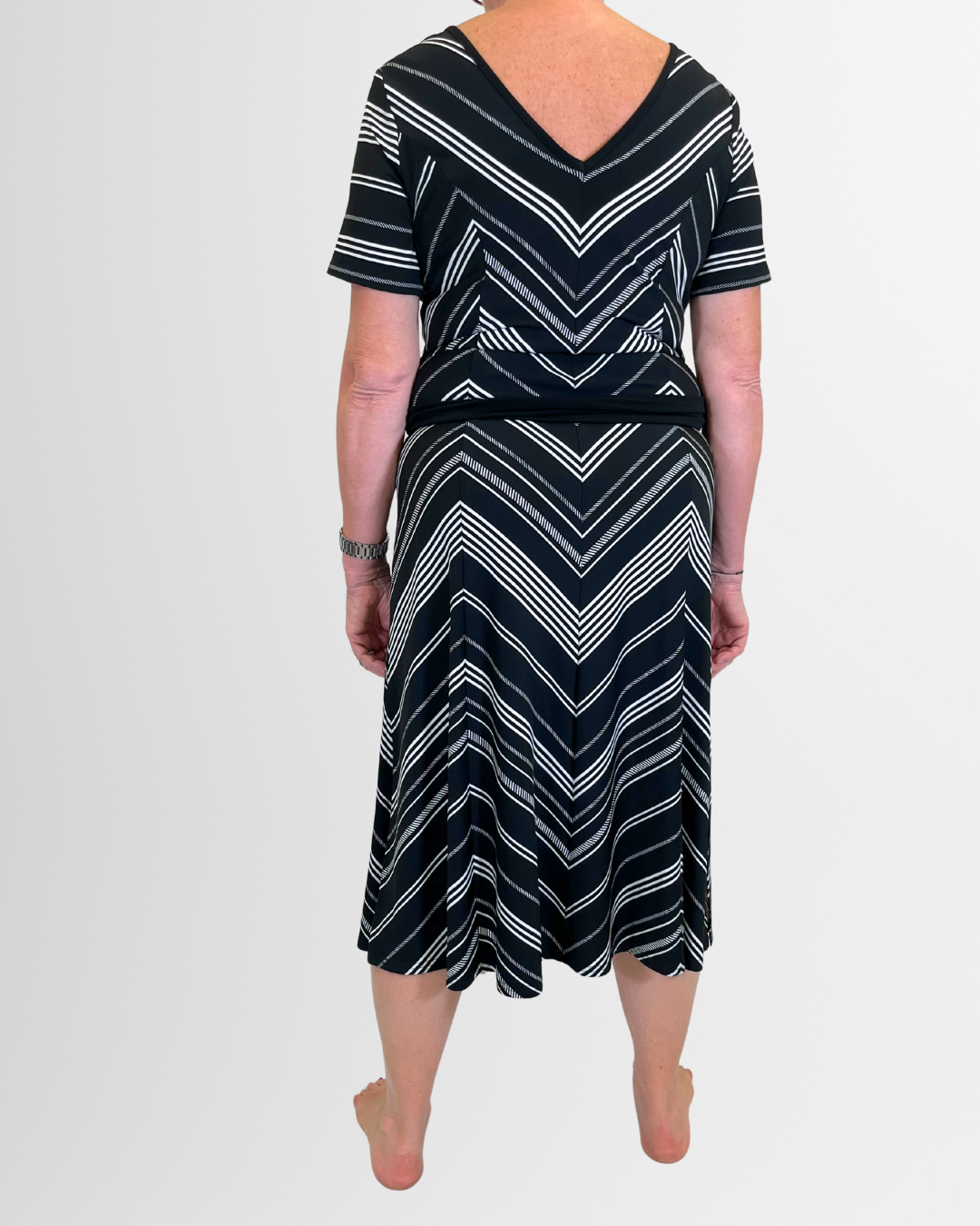 Abito bianco-nero con cintura