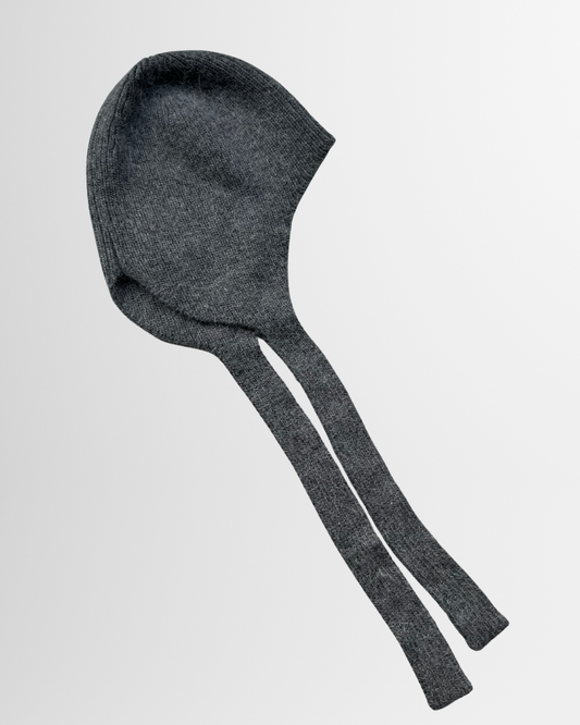 Berretto con paraorecchie e laccetti grigio