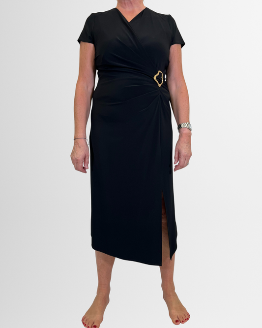 Abito nero con incrocio e dettaglio oro