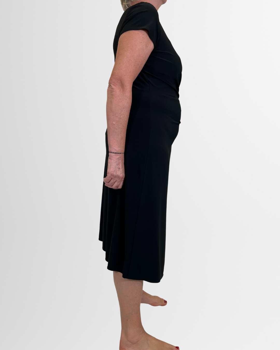 Abito nero con incrocio e dettaglio oro