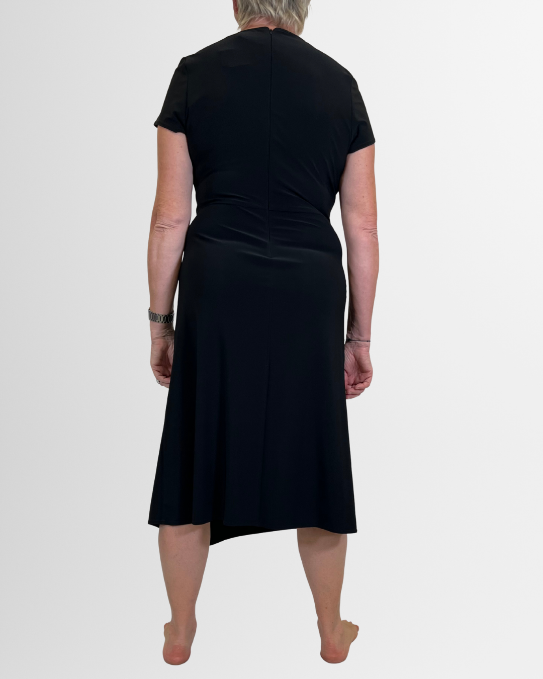 Abito nero con incrocio e dettaglio oro