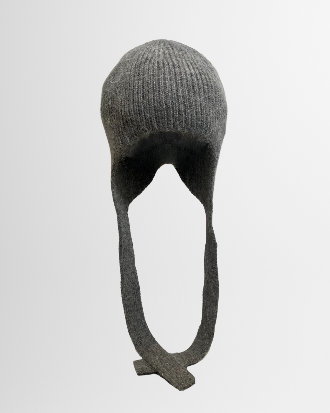 Berretto con paraorecchie e laccetti grigio