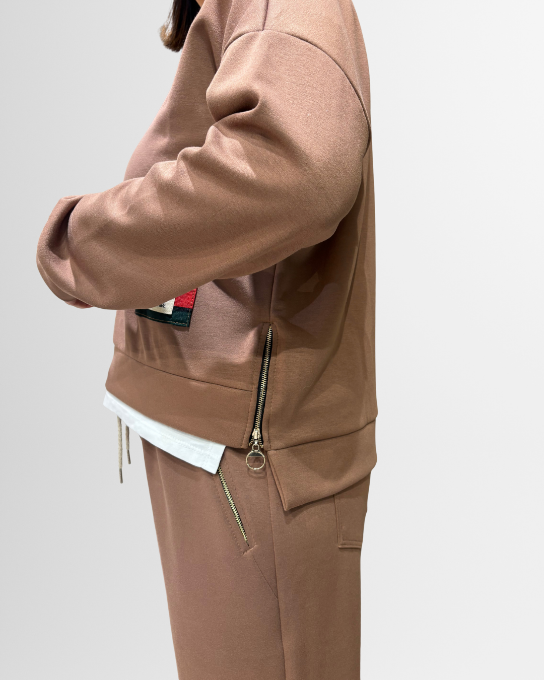 Felpa marrone con zip laterali