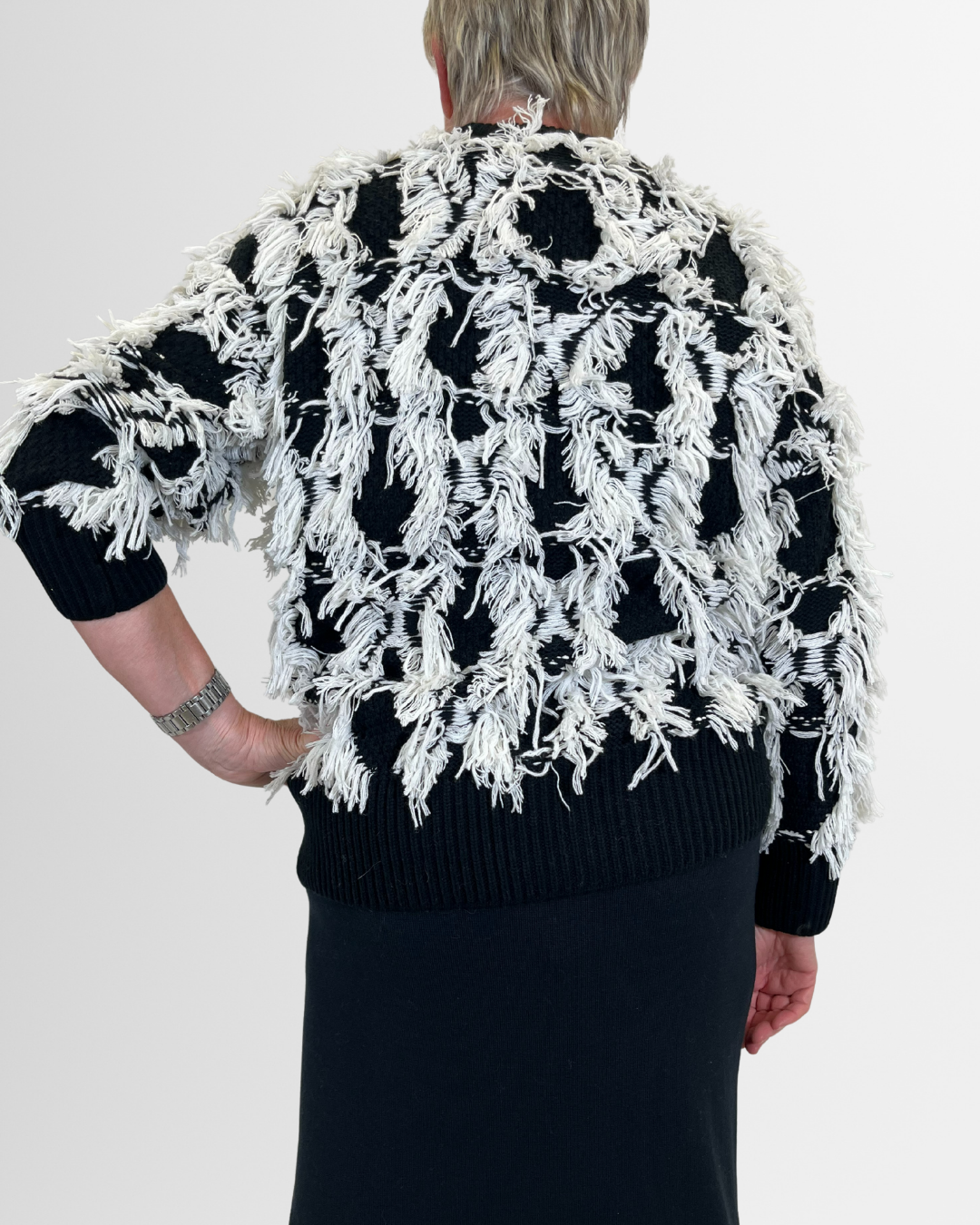 Pullover nero frange bianche