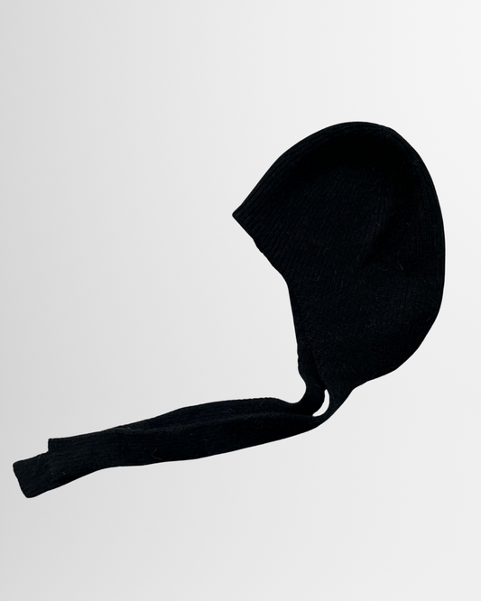 Berretto con paraorecchie e laccetti nero