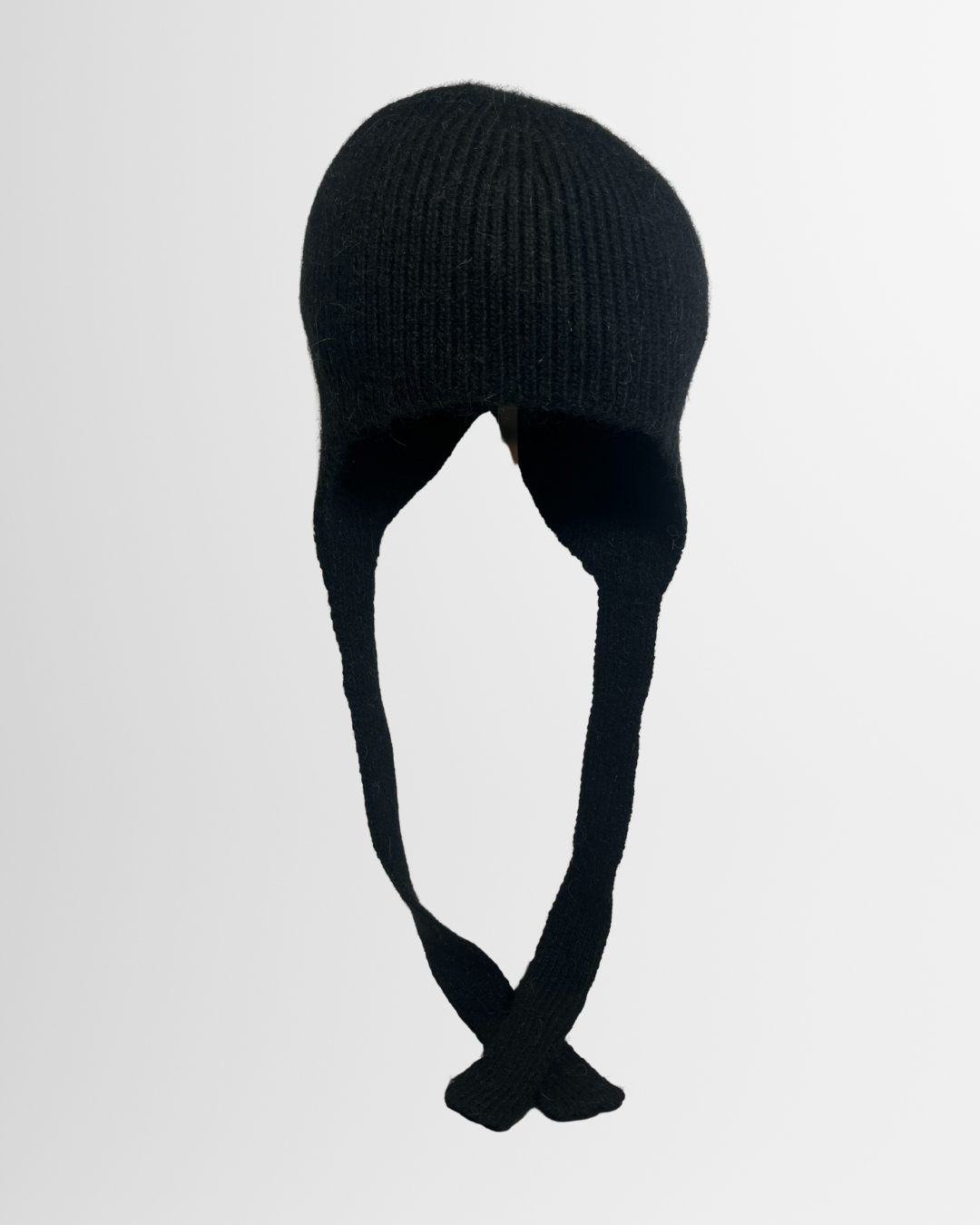 Berretto con paraorecchie e laccetti nero