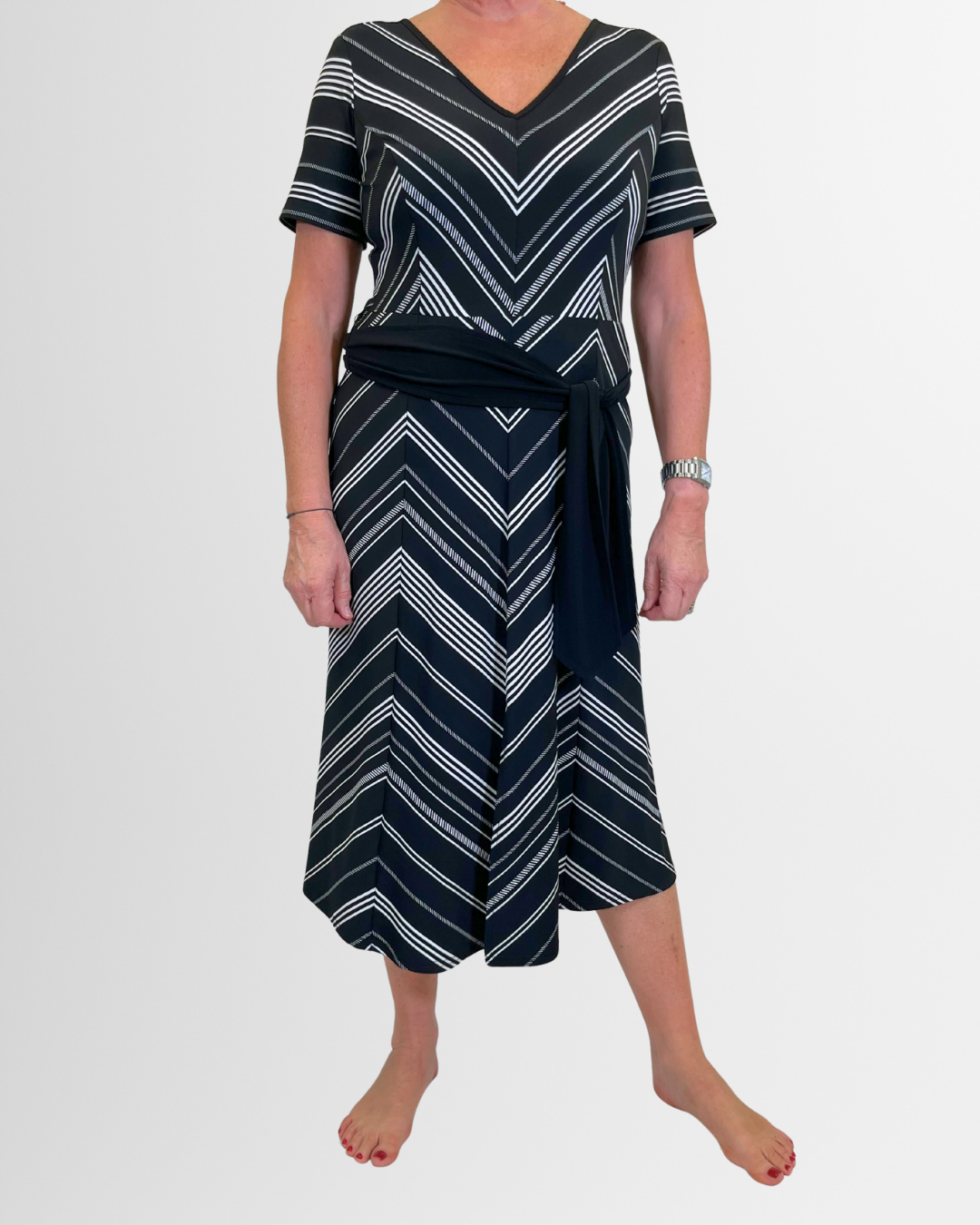 Abito bianco-nero con cintura