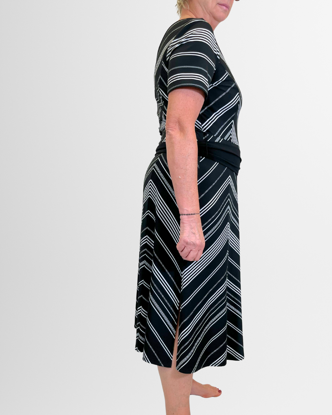 Abito bianco-nero con cintura